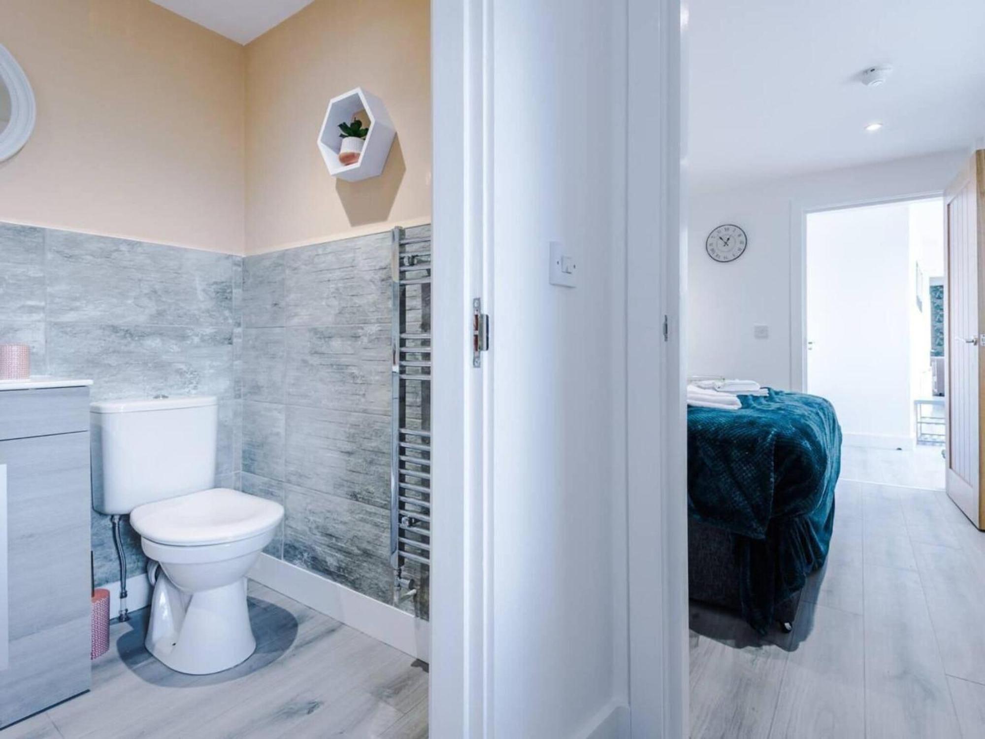 The Ecclesian Deluxe Near Trafford Centre Eccles Train Station Apartment *