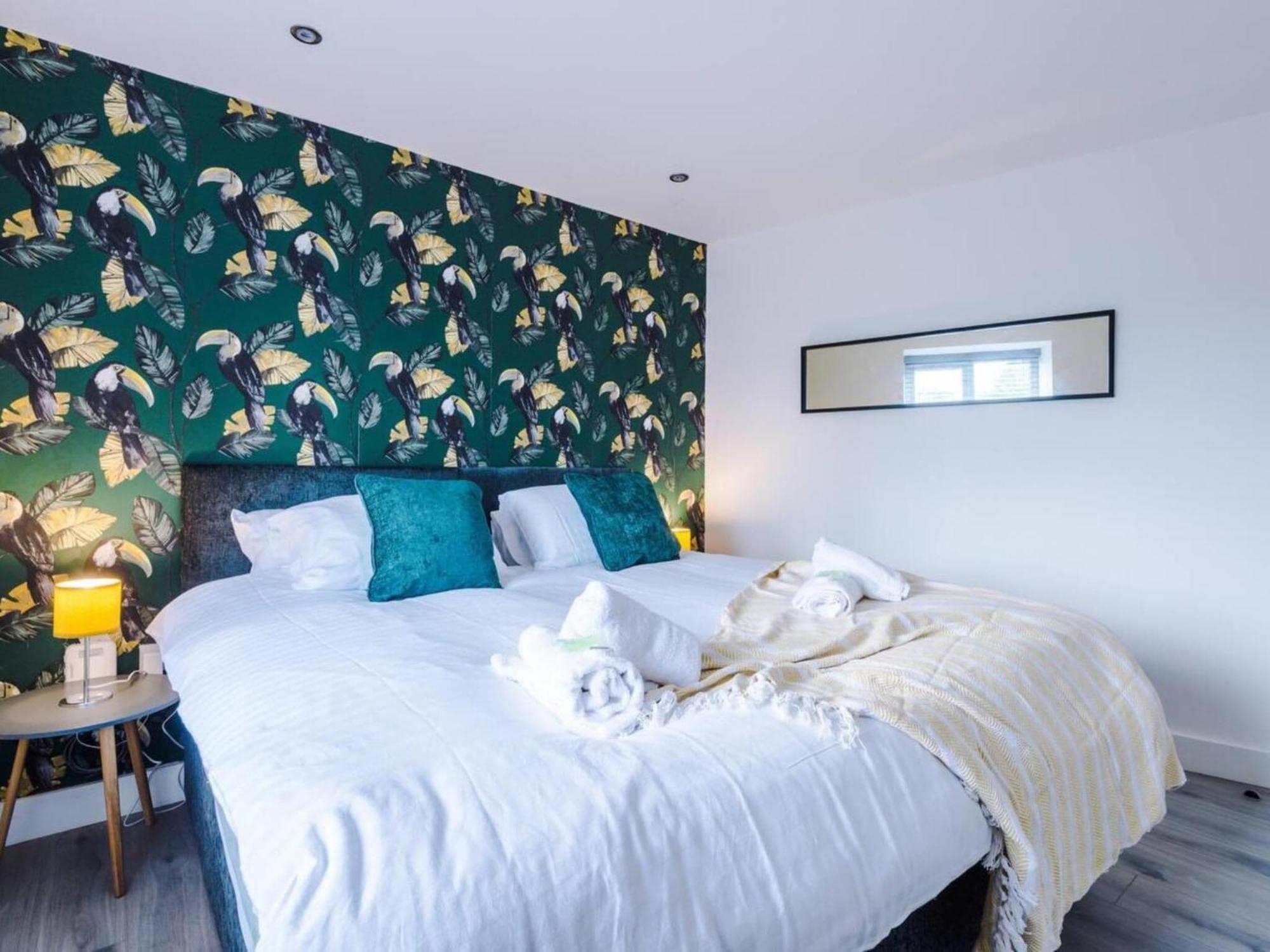 The Ecclesian Deluxe Near Trafford Centre Eccles Train Station * Manchester