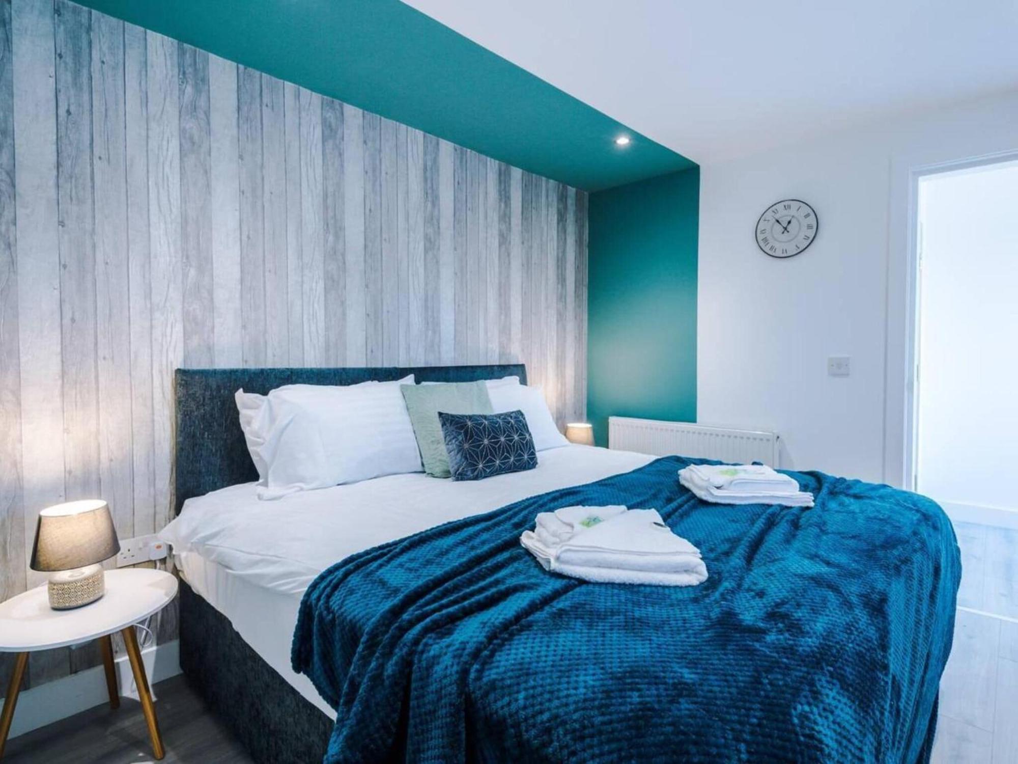 The Ecclesian Deluxe Near Trafford Centre Eccles Train Station Apartment