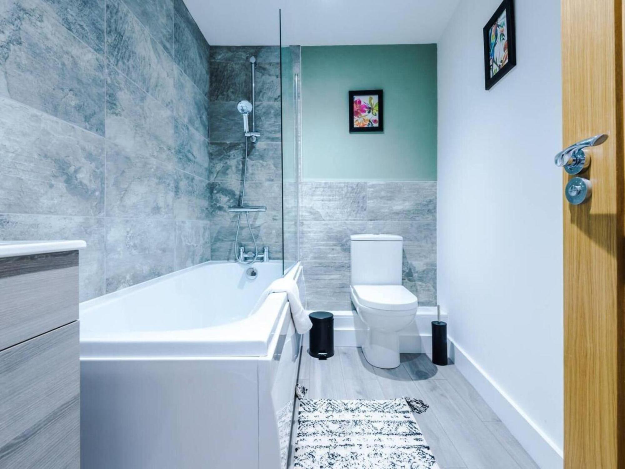 The Ecclesian Deluxe Near Trafford Centre Eccles Train Station * Manchester