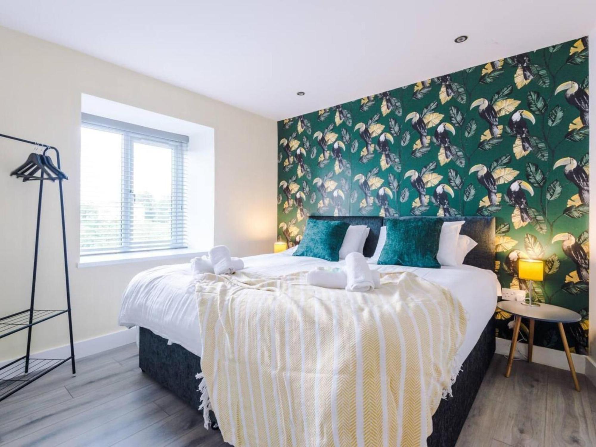 The Ecclesian Deluxe Near Trafford Centre Eccles Train Station *