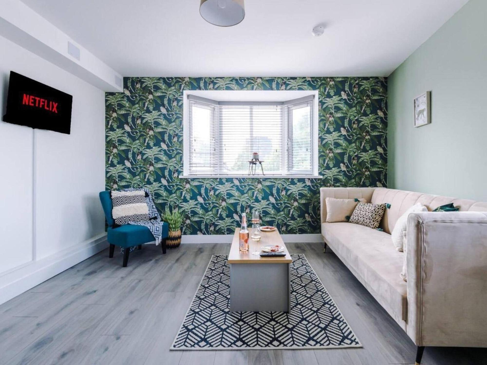 The Ecclesian Deluxe Near Trafford Centre Eccles Train Station * Manchester
