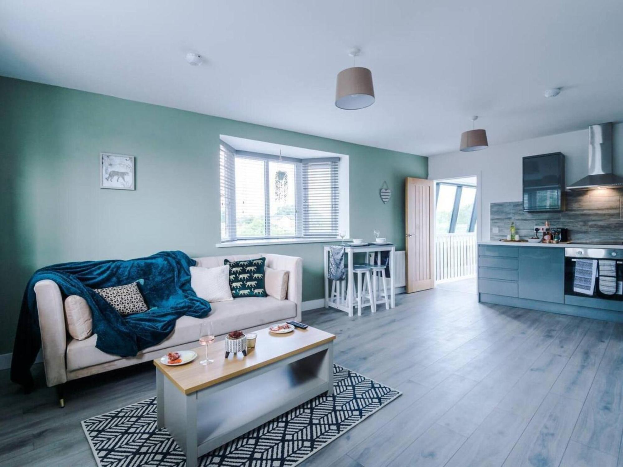 The Ecclesian Deluxe Near Trafford Centre Eccles Train Station Manchester