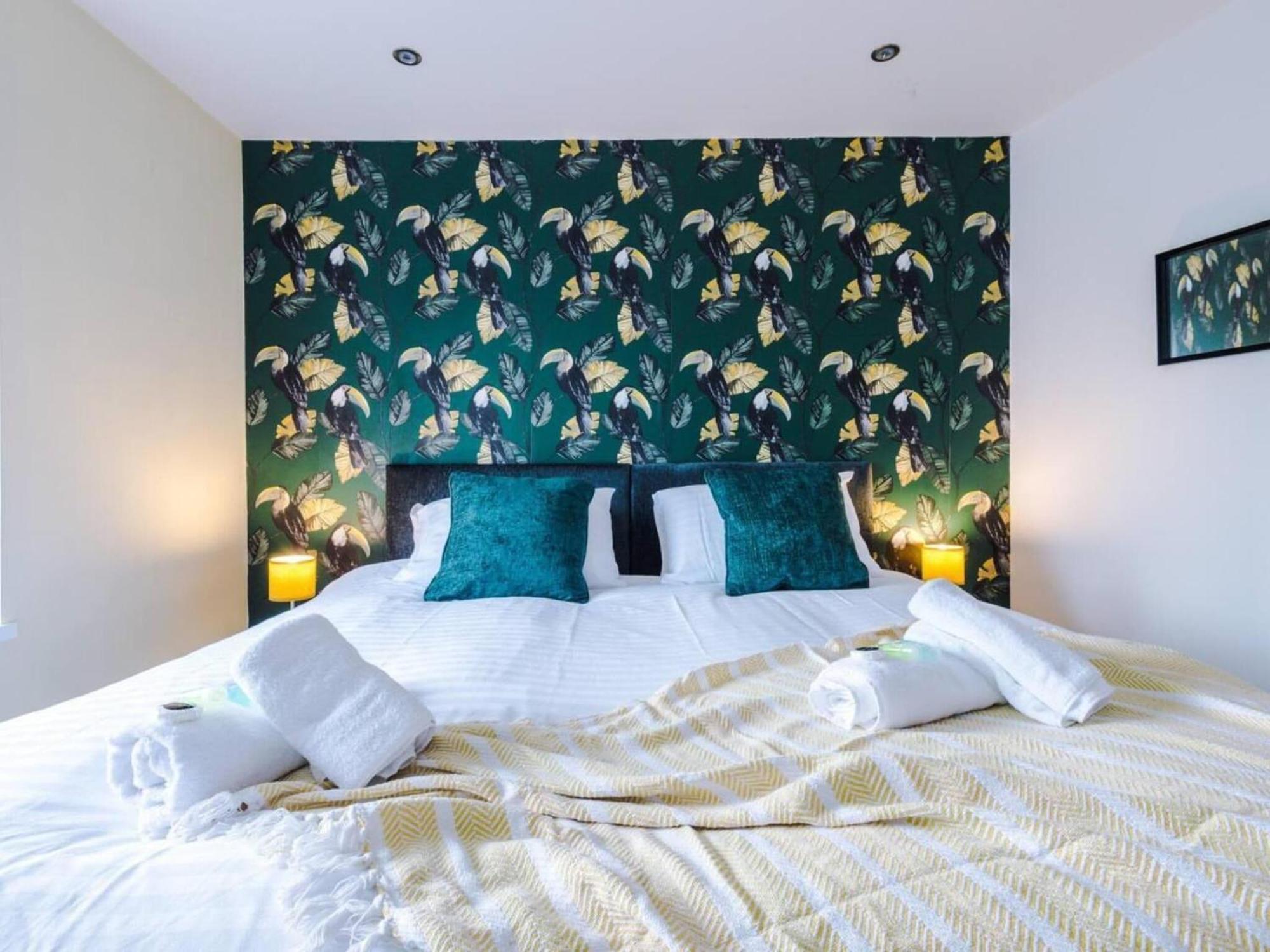 The Ecclesian Deluxe Near Trafford Centre Eccles Train Station *