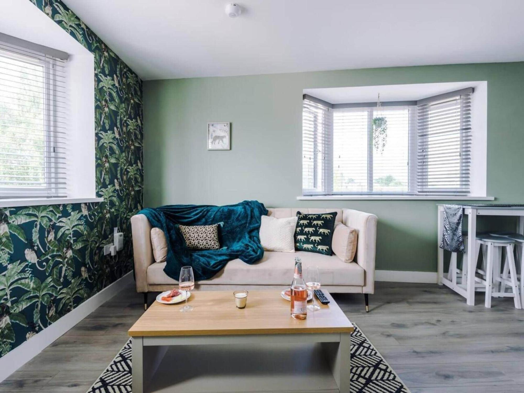 The Ecclesian Deluxe Near Trafford Centre Eccles Train Station