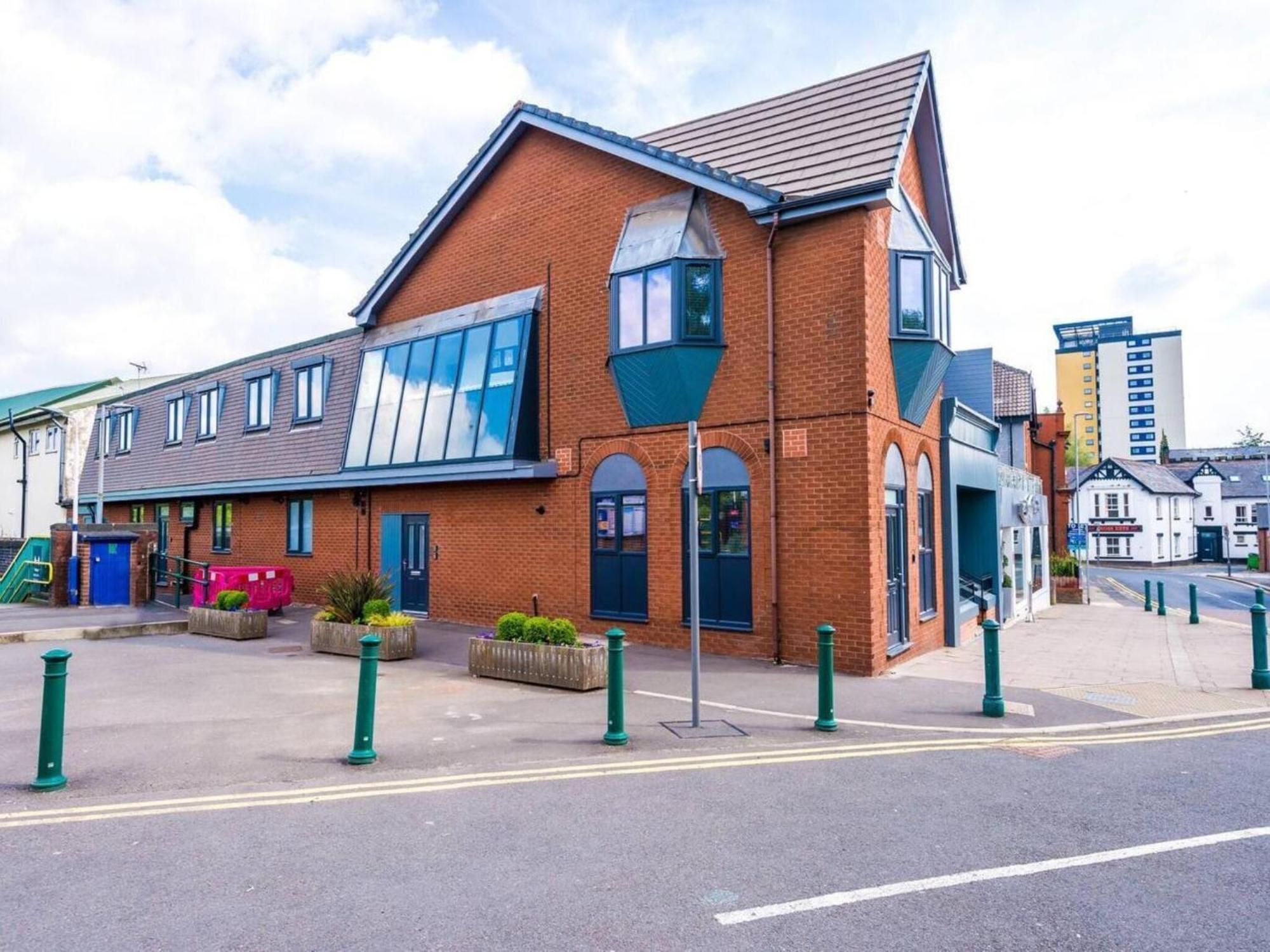 The Ecclesian Deluxe Near Trafford Centre Eccles Train Station Manchester