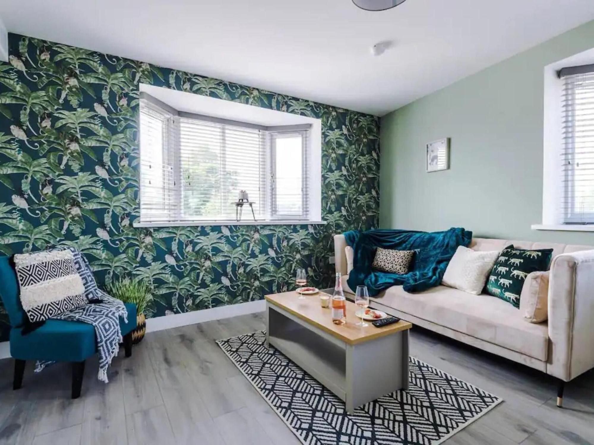 Apartment The Ecclesian Deluxe Near Trafford Centre Eccles Train Station