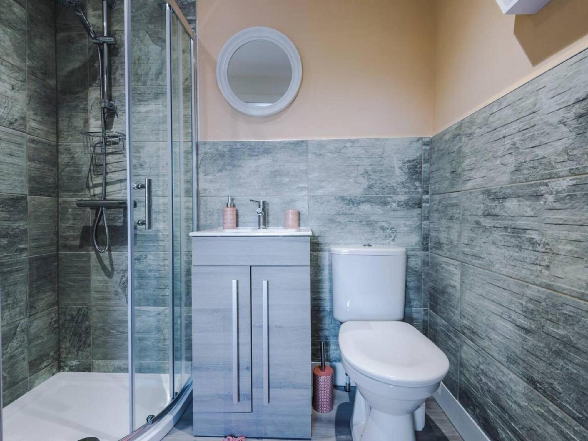 Apartment The Ecclesian Deluxe Near Trafford Centre Eccles Train Station
