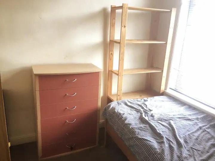 Homestay Single Room - Town & University Nearby, 24H Bus, Airport-Linked Manchester