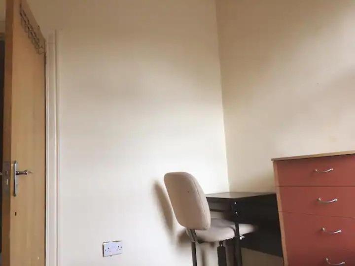 Single Room - Town & University Nearby, 24H Bus, Airport-Linked *