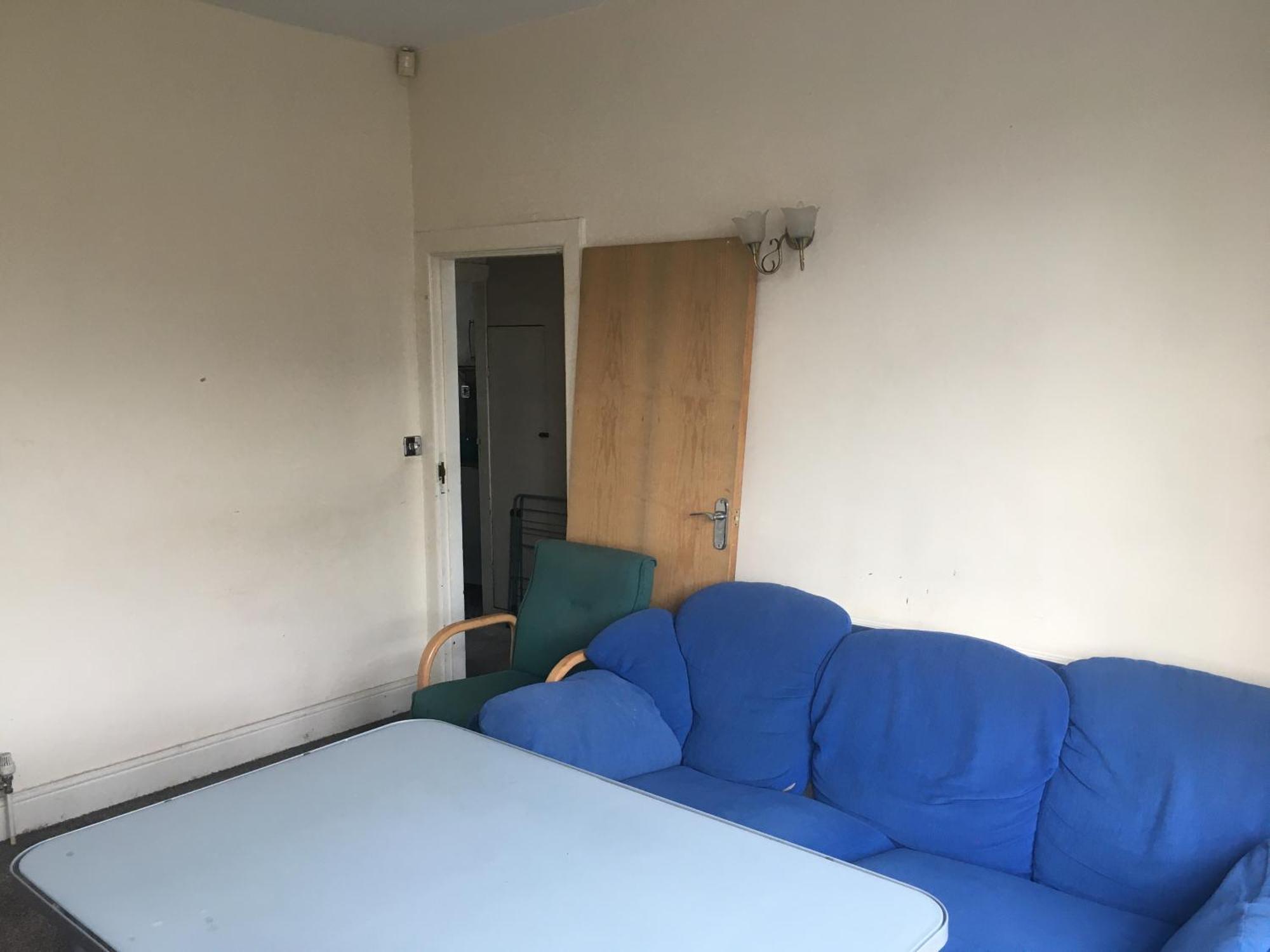Homestay Single Room - Town & University Nearby, 24H Bus, Airport-Linked *