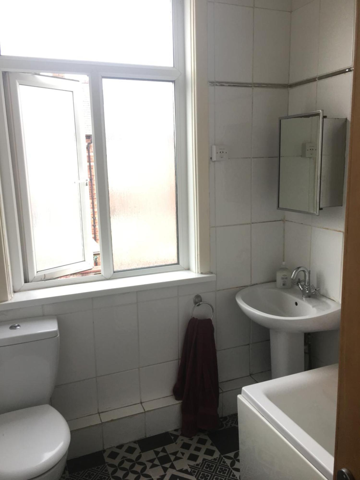 Homestay Single Room - Town & University Nearby, 24H Bus, Airport-Linked *