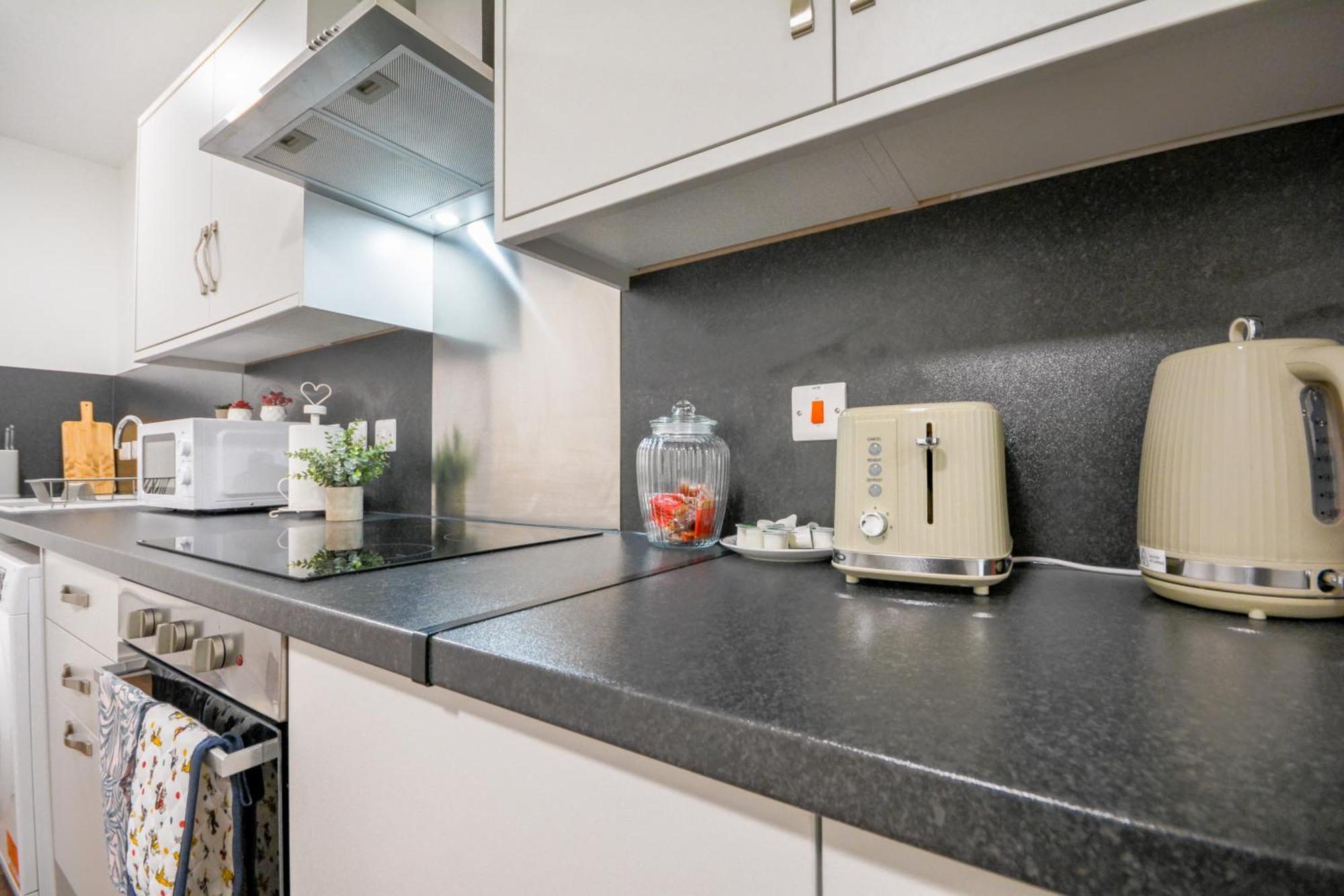 Stylish One-bedroom With Free Parking Sleeps 4 Manchester