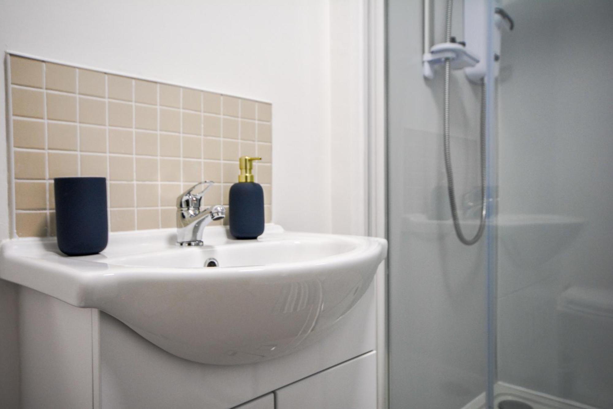 Stylish One-bedroom With Free Parking Sleeps 4 Manchester