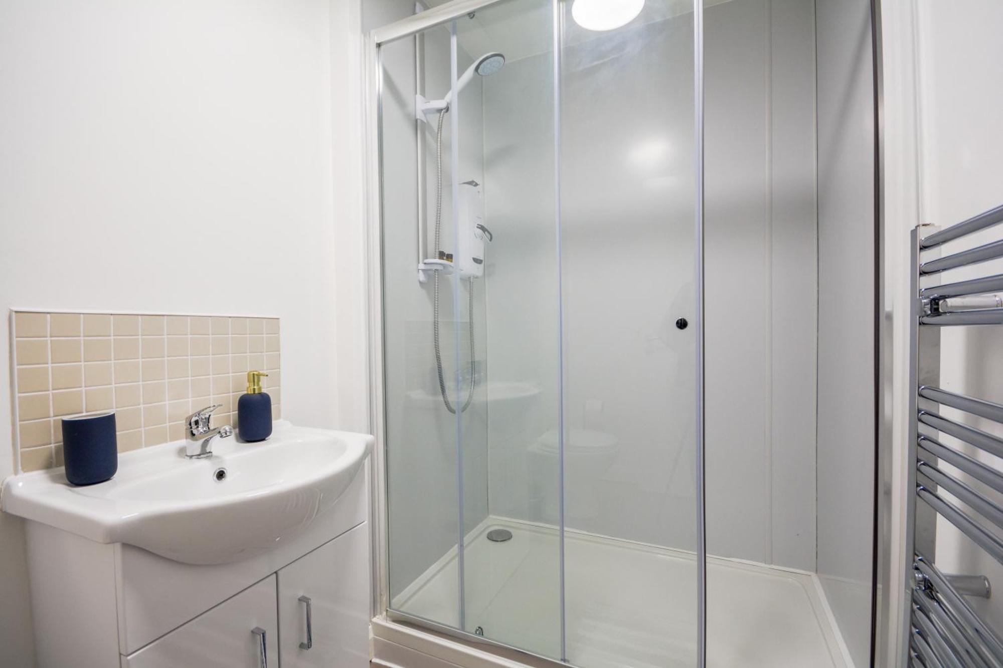 Stylish One-bedroom With Free Parking Sleeps 4 Manchester