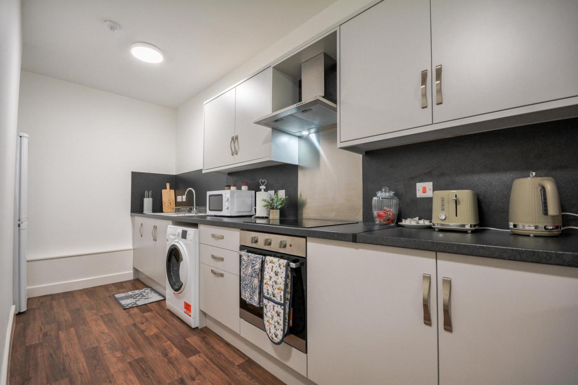 Stylish One-bedroom With Free Parking Sleeps 4