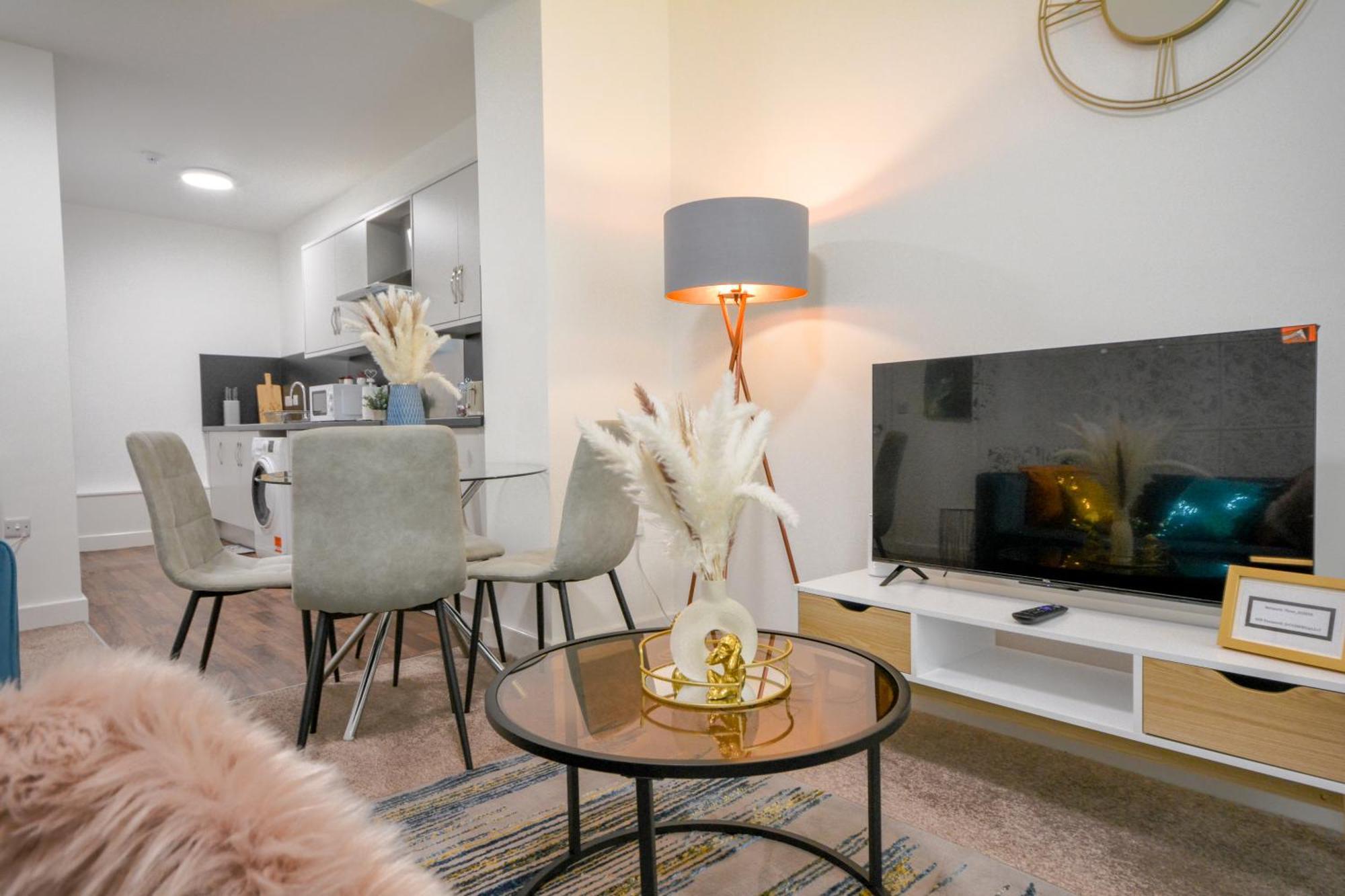 Apartment Stylish One-bedroom With Free Parking Sleeps 4