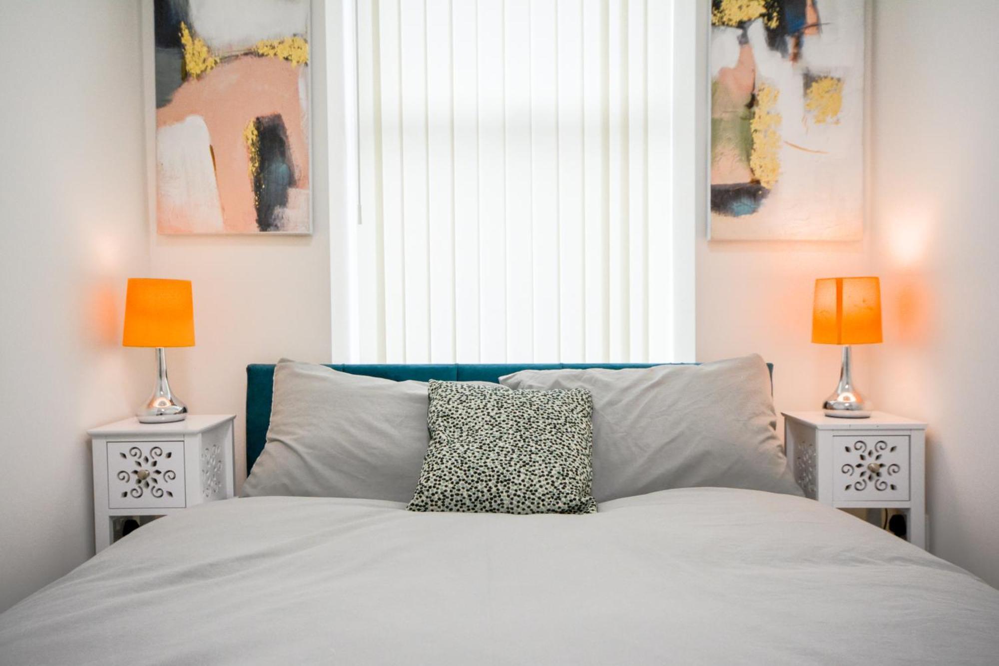 Apartment Stylish One-bedroom With Free Parking Sleeps 4 *