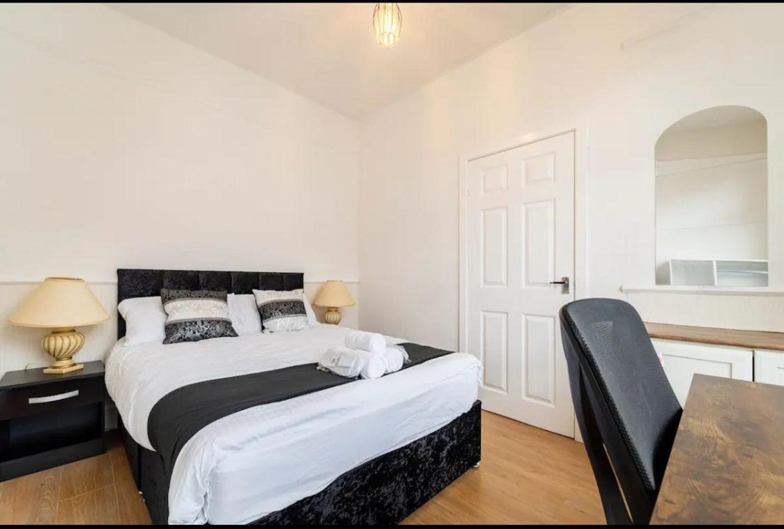 Apartment 3 Bedroom House With Modern Interior, Close To The Etihad Stadium