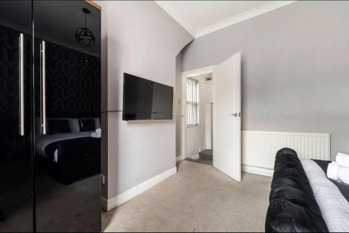 Apartment 3 Bedroom House With Modern Interior, Close To The Etihad Stadium