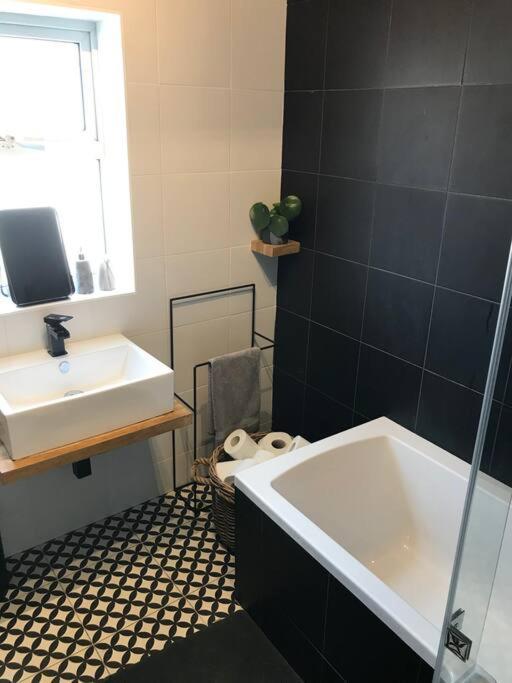 Apartment Stylish House & Garden On Quiet Road. Easy Free Parking.