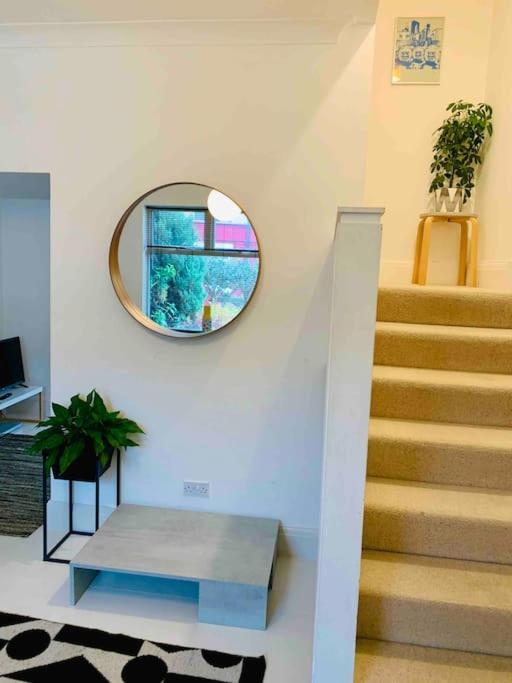 Stylish House & Garden On Quiet Road. Easy Free Parking. Manchester