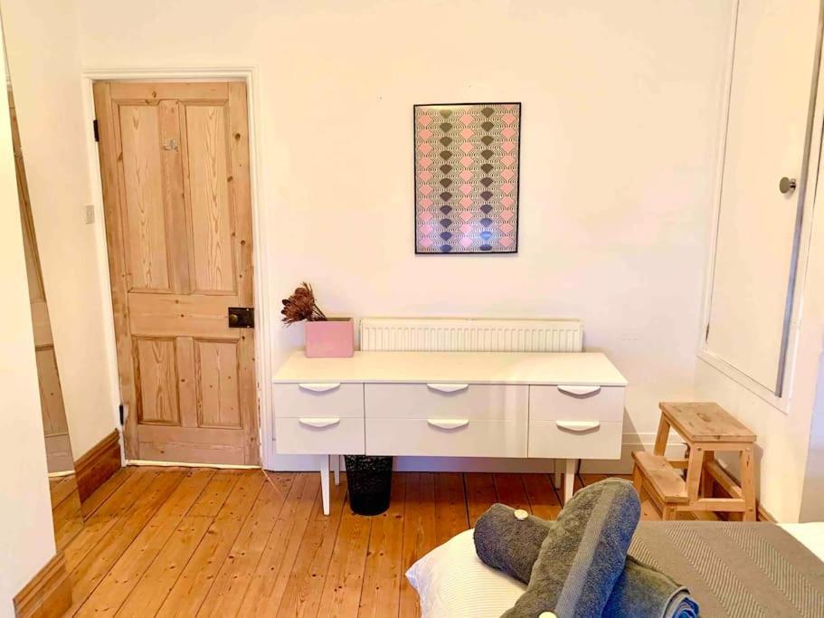 Stylish House & Garden On Quiet Road. Easy Free Parking.