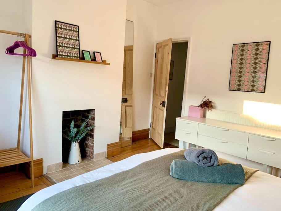 Apartment Stylish House & Garden On Quiet Road. Easy Free Parking. *