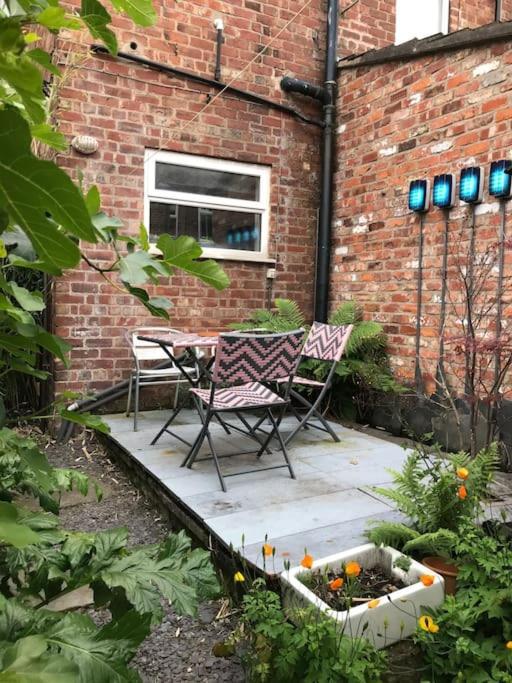 Apartment Stylish House & Garden On Quiet Road. Easy Free Parking. *