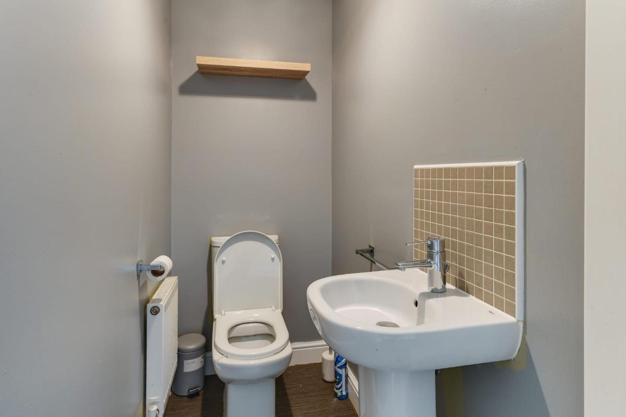 Charming 2-bed House In Middleton