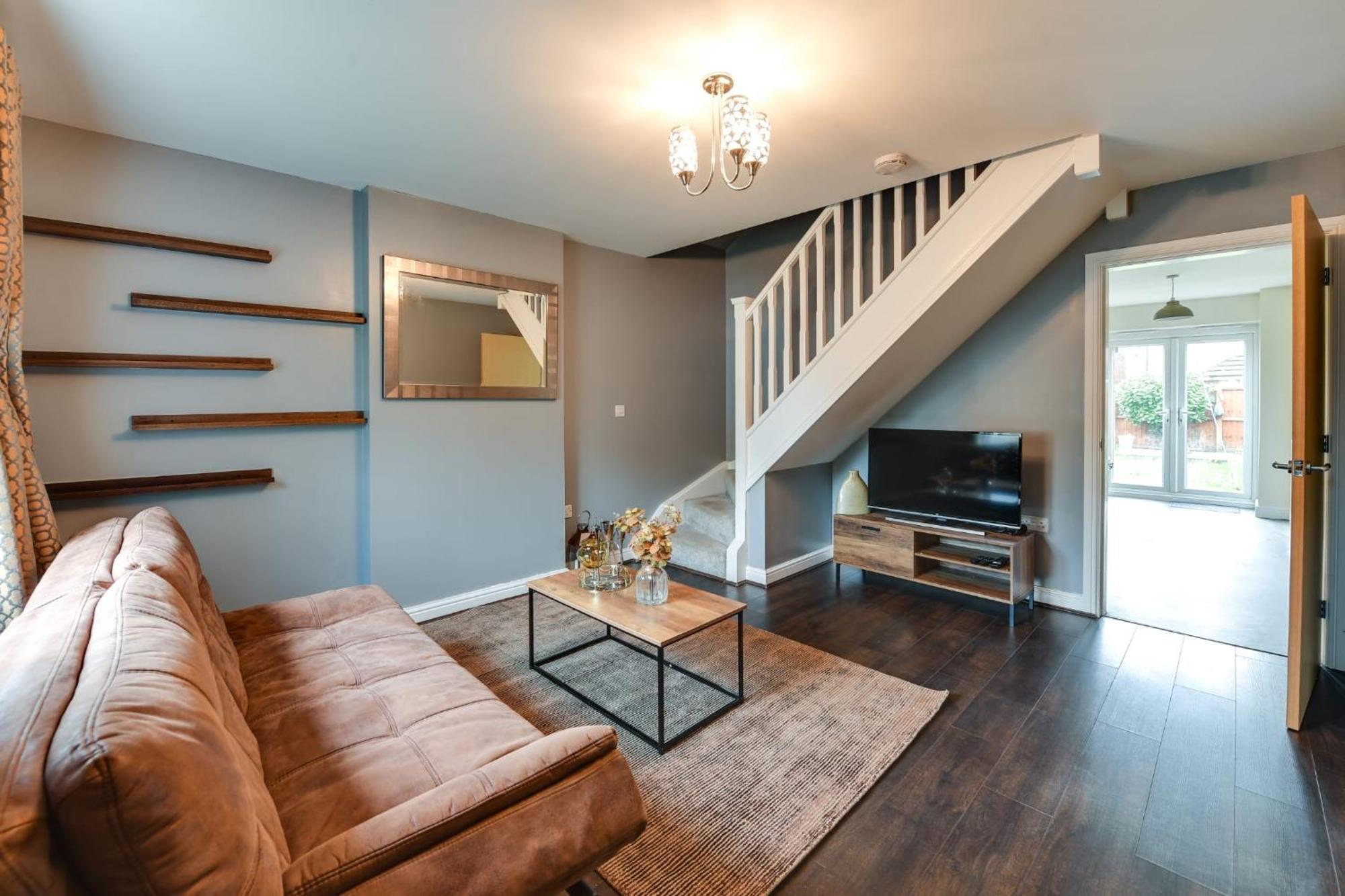 Charming 2-bed House In Middleton