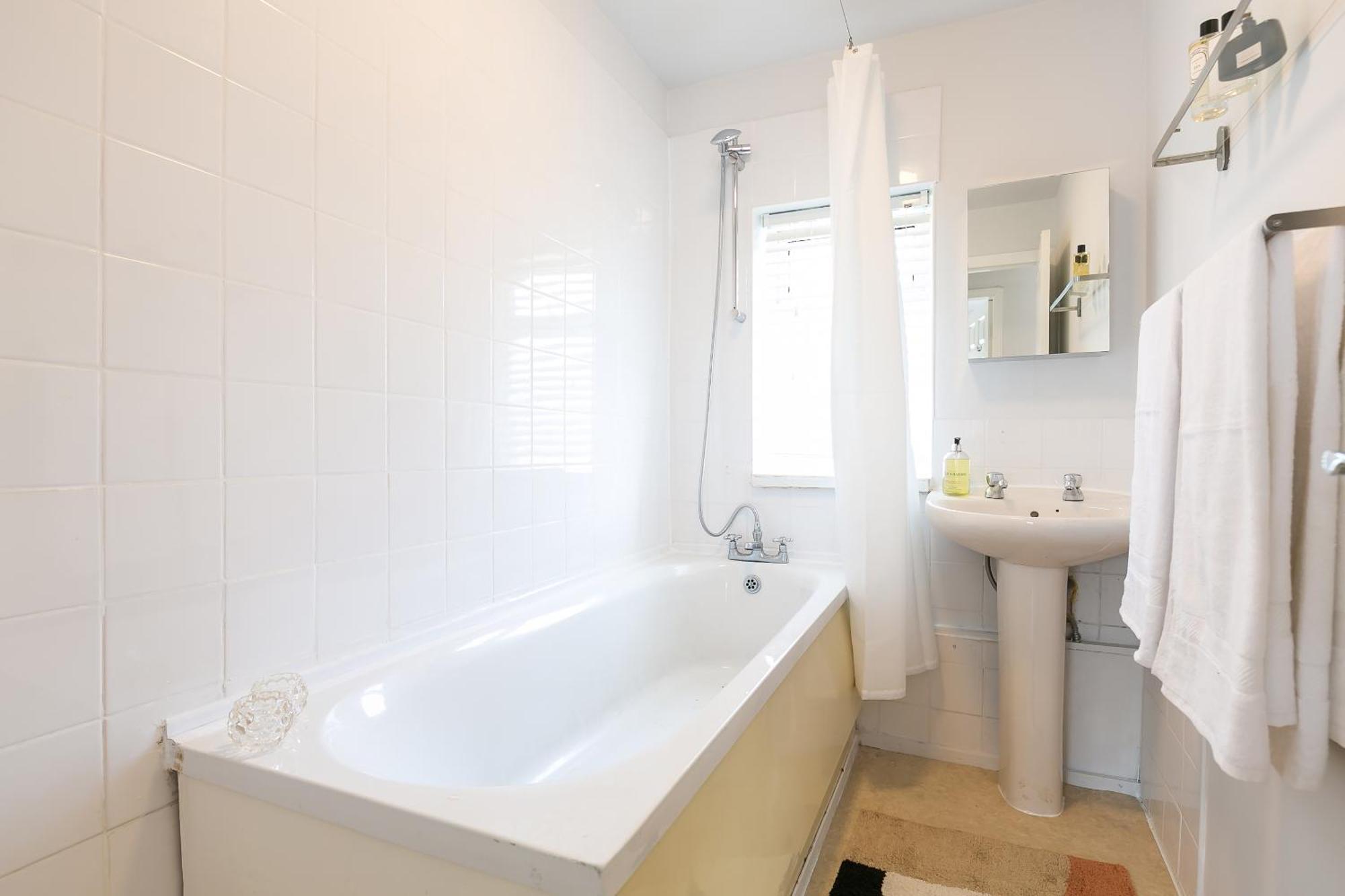 Vakantiehuis Spacious 4 Bedroom - Sleeps 8 Manchester