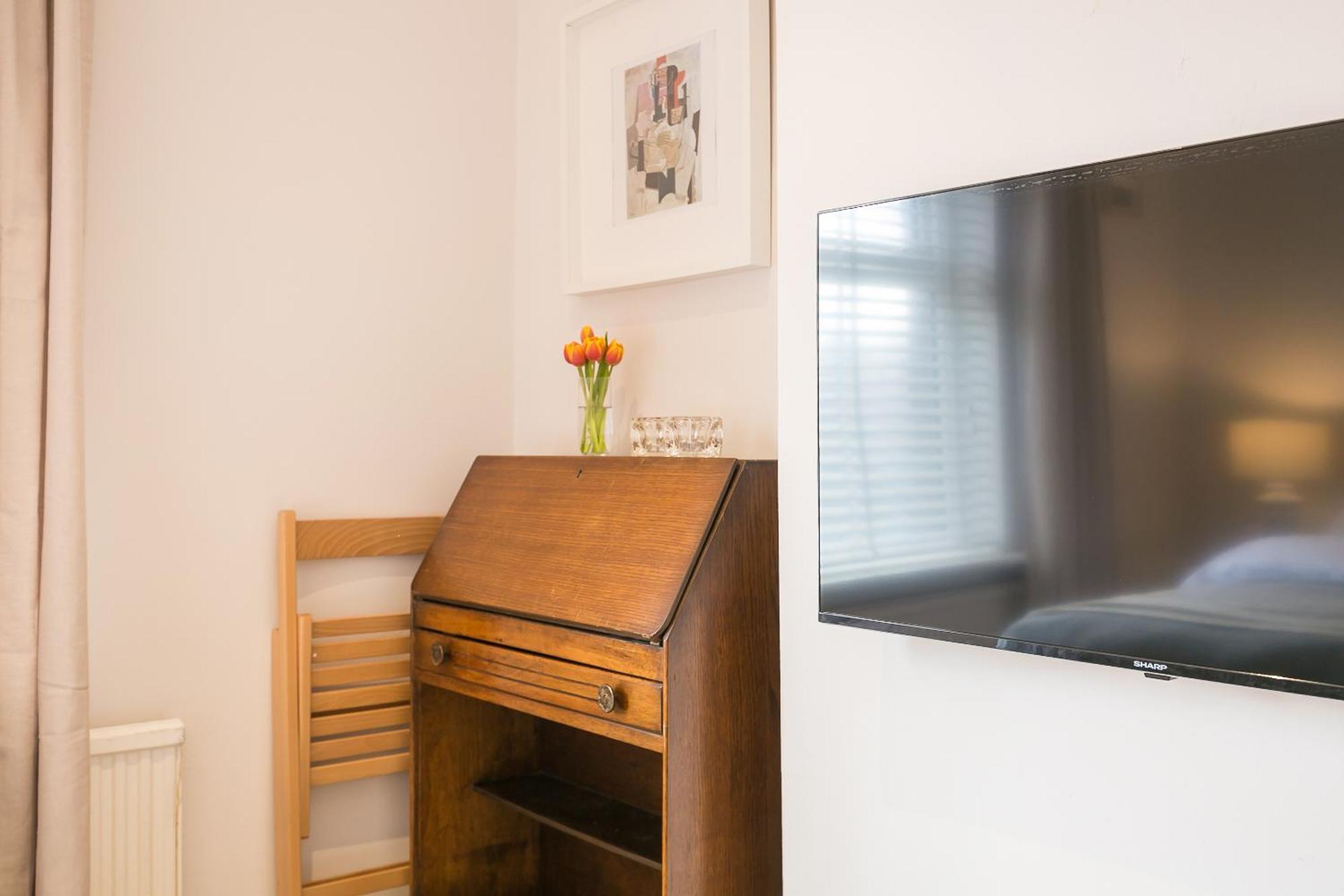 Vakantiehuis Spacious 4 Bedroom - Sleeps 8 Manchester