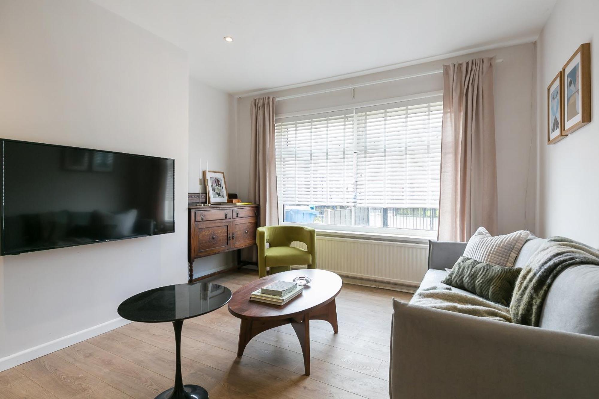 Spacious 4 Bedroom - Sleeps 8 Manchester