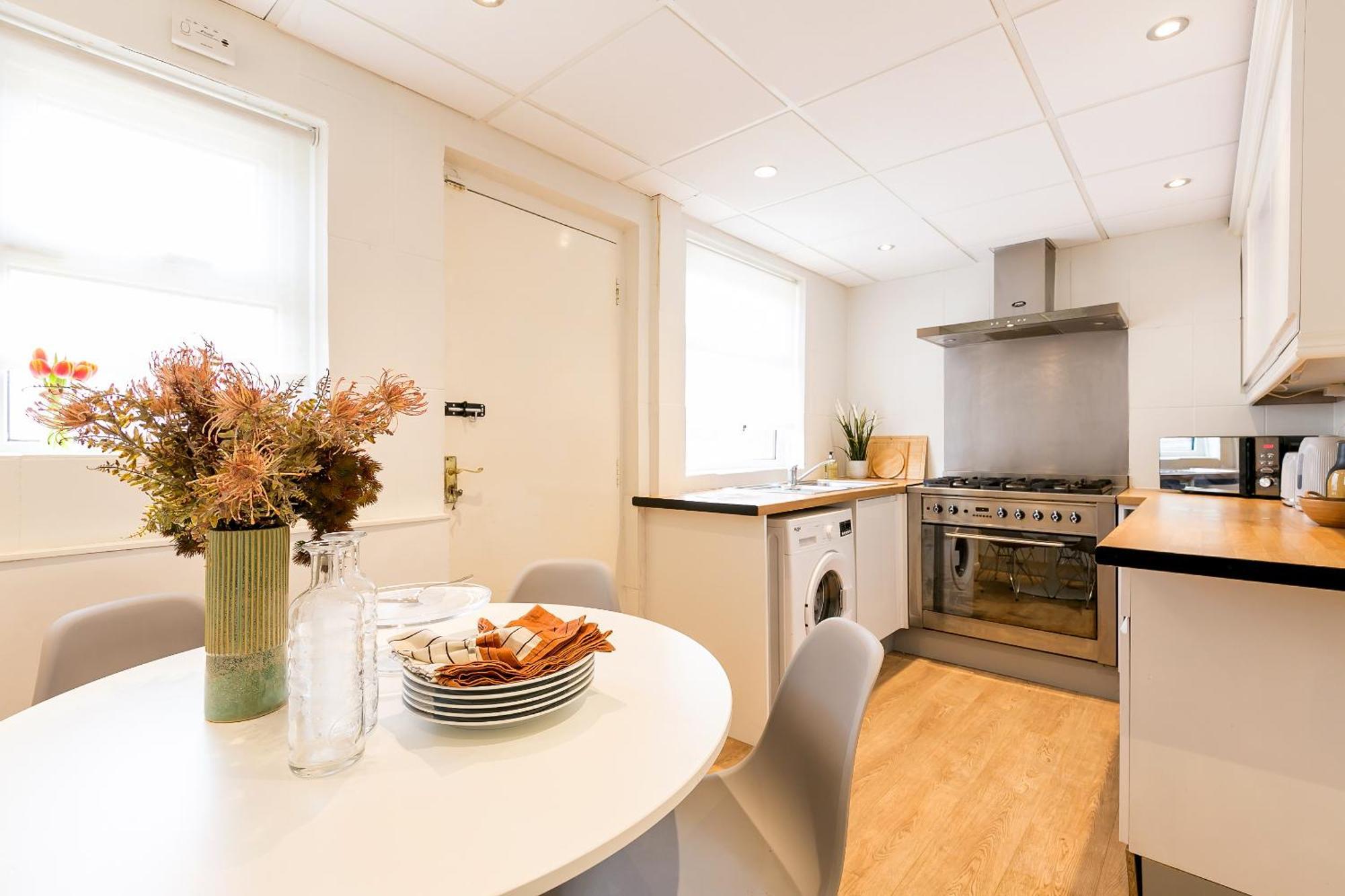 Vakantiehuis Spacious 4 Bedroom - Sleeps 8