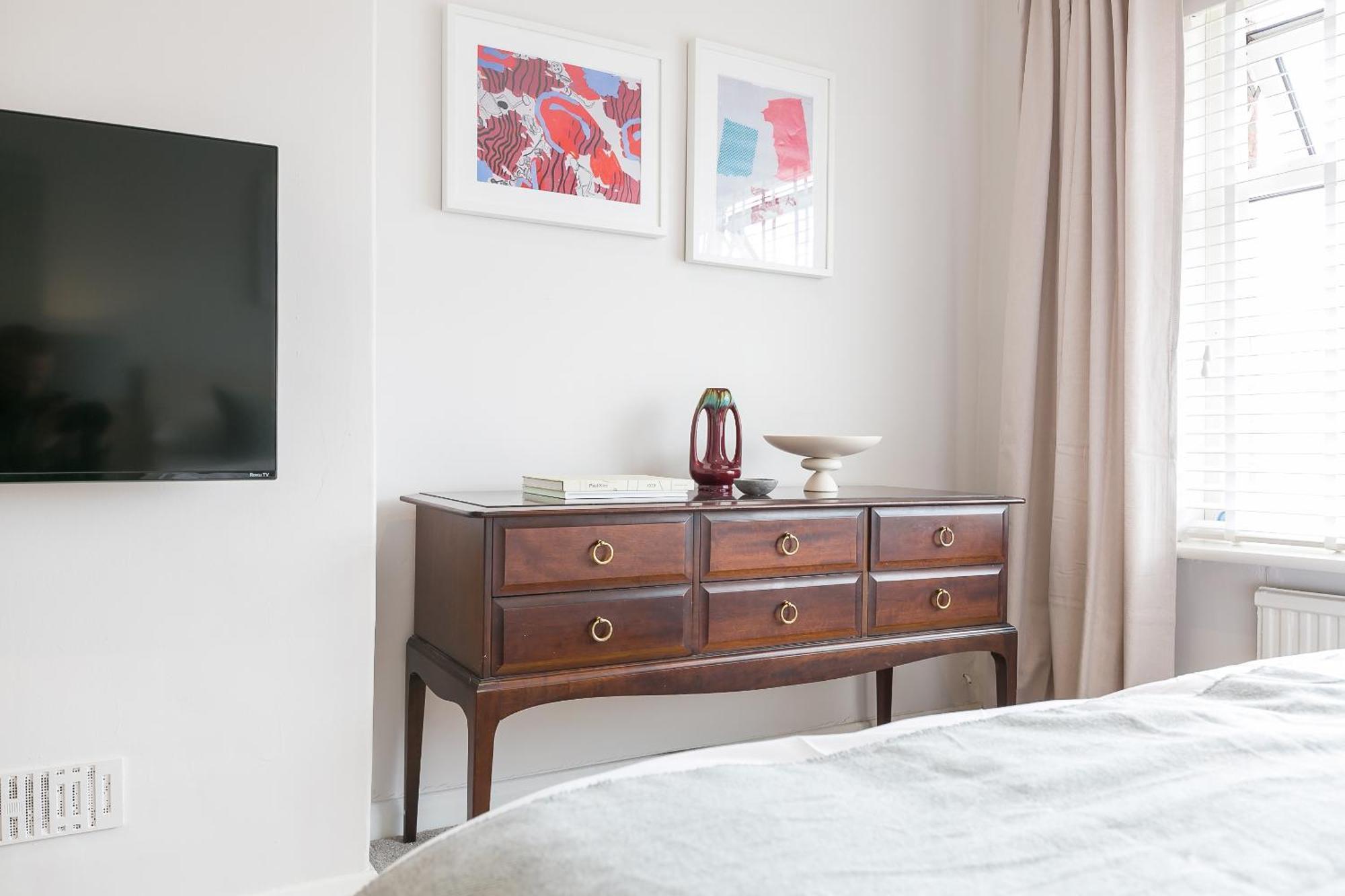Spacious 4 Bedroom - Sleeps 8 Manchester