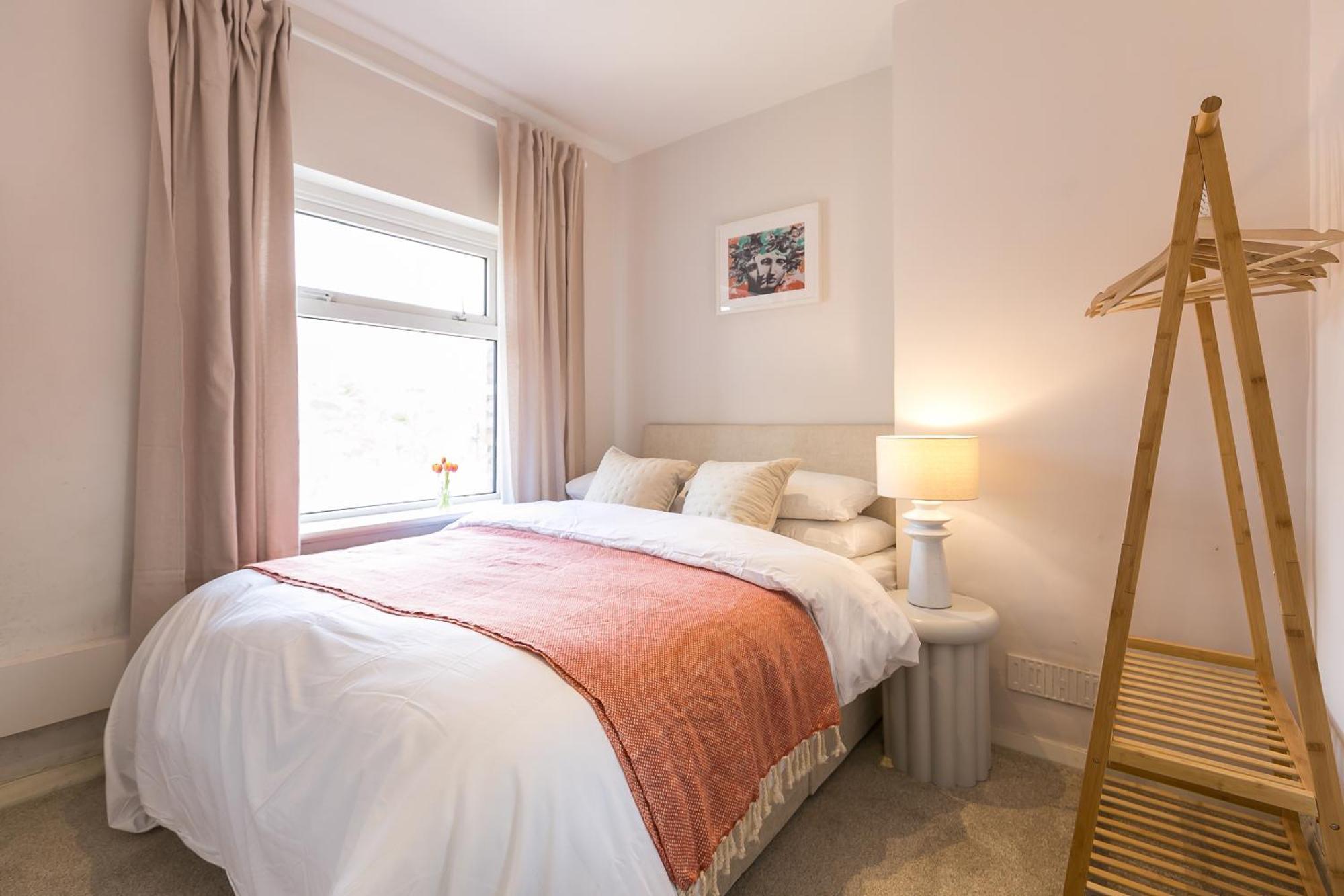 Spacious 4 Bedroom - Sleeps 8 *