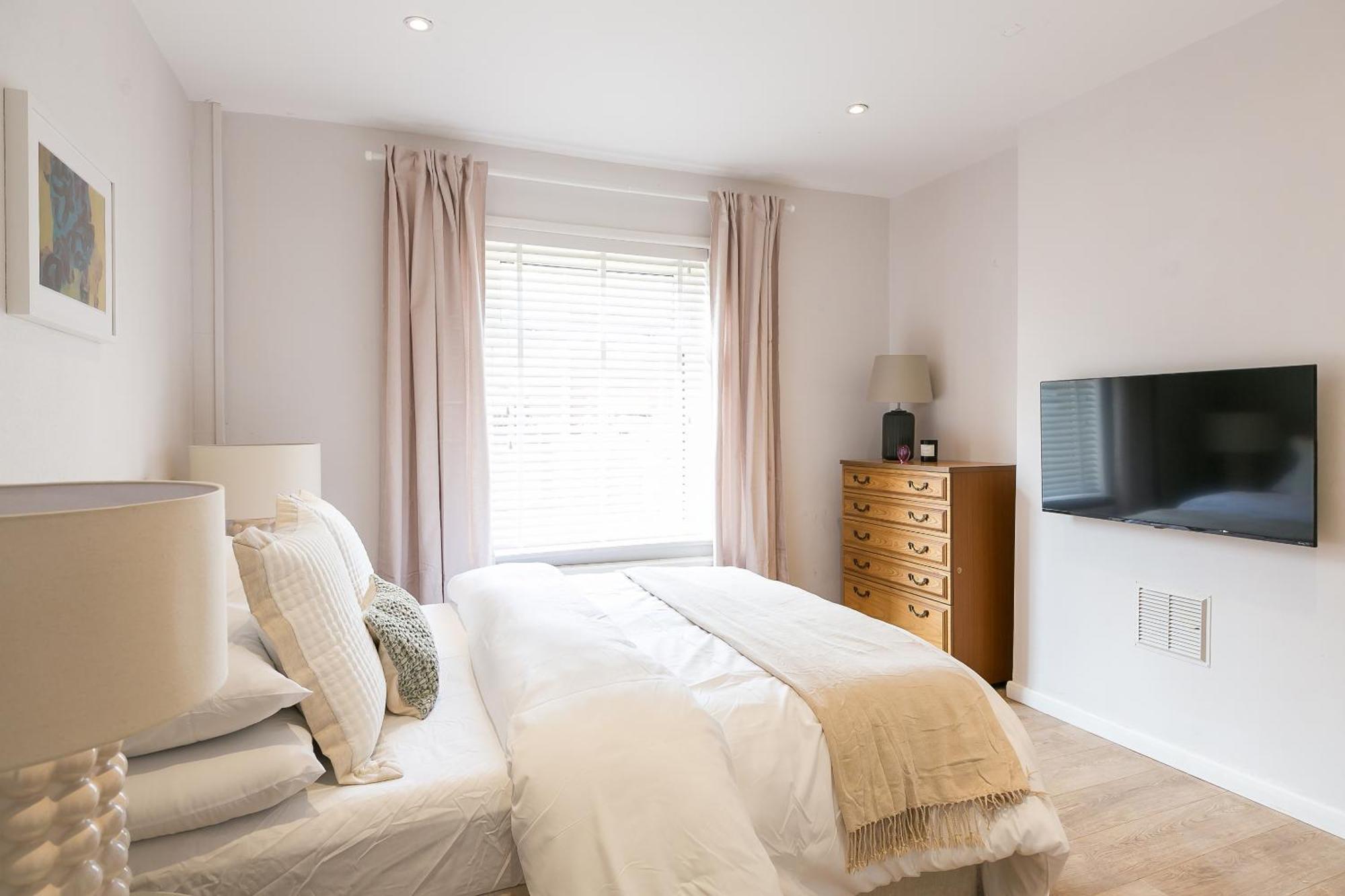 Spacious 4 Bedroom - Sleeps 8 Vakantiehuis Manchester