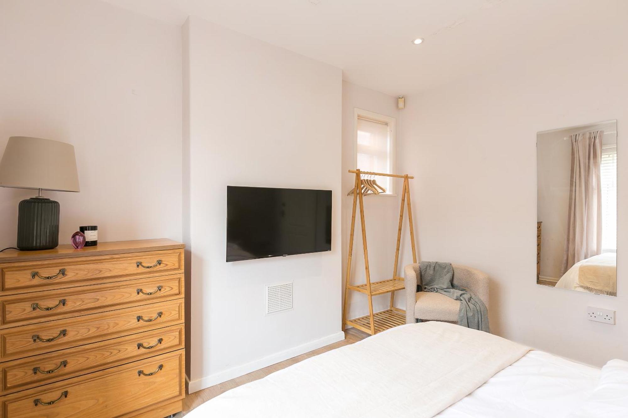Spacious 4 Bedroom - Sleeps 8 Manchester