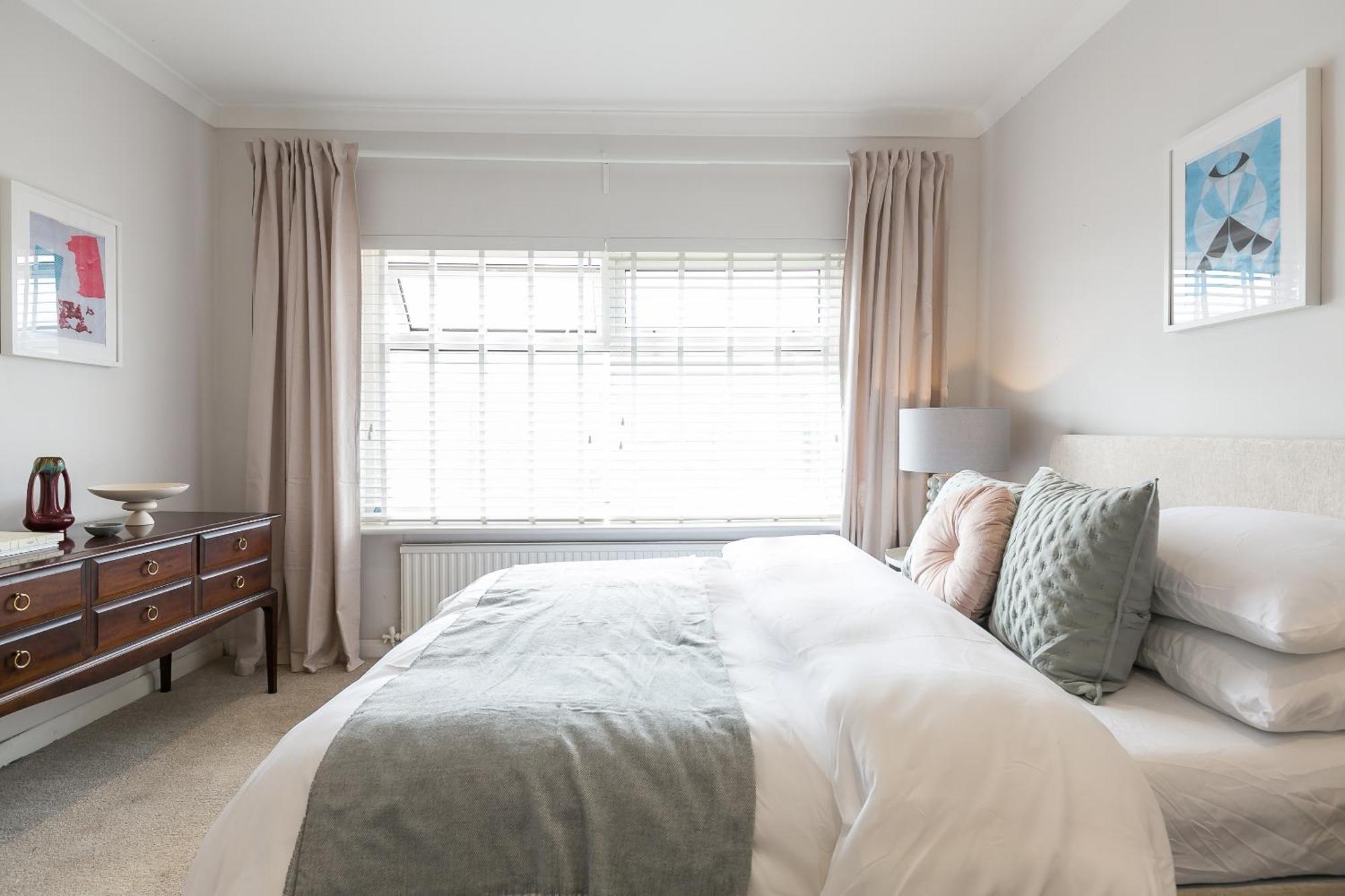 Spacious 4 Bedroom - Sleeps 8 *