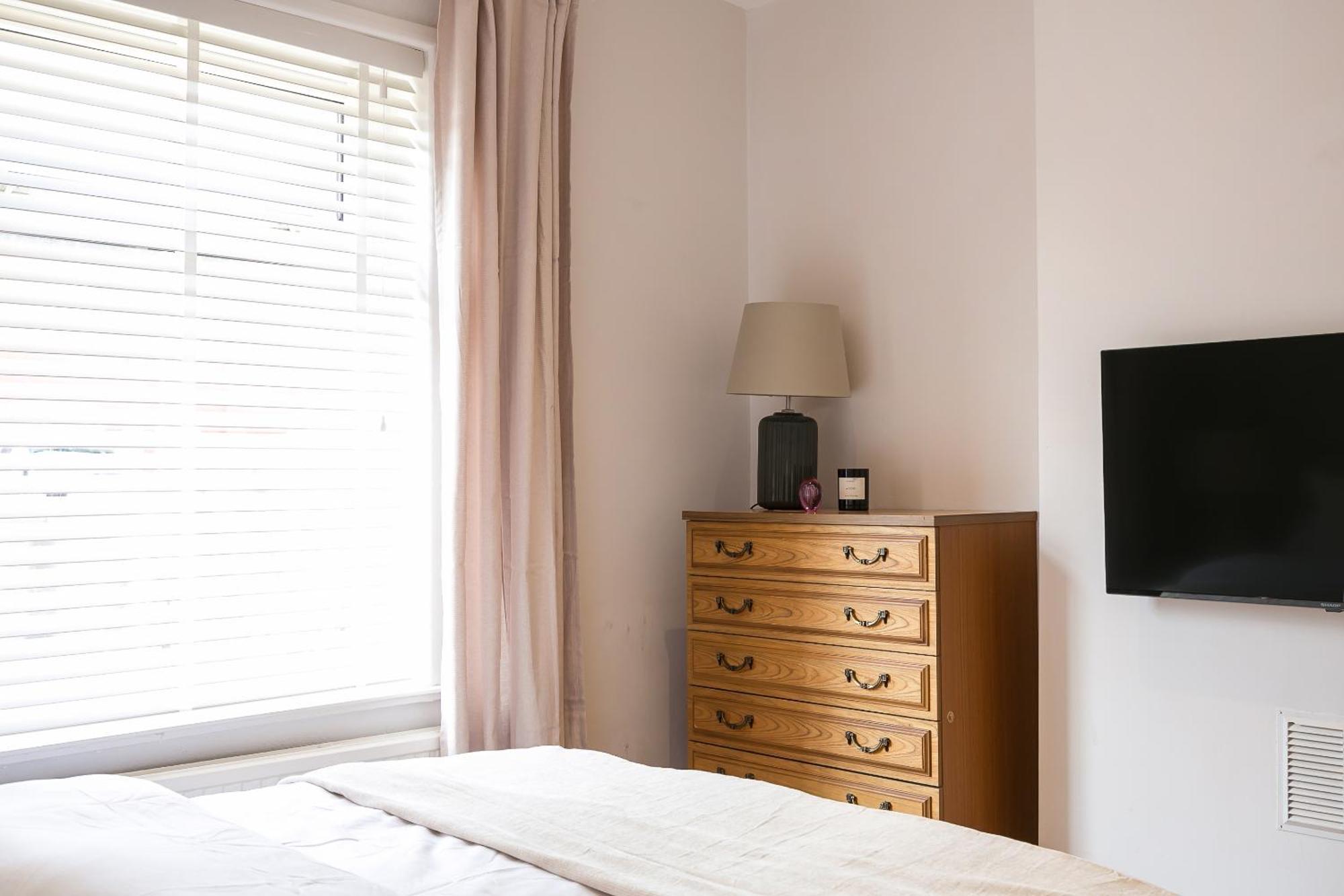 Spacious 4 Bedroom - Sleeps 8 Manchester