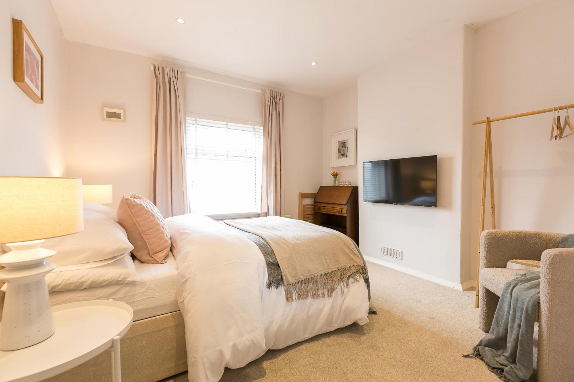 Spacious 4 Bedroom - Sleeps 8 * Manchester