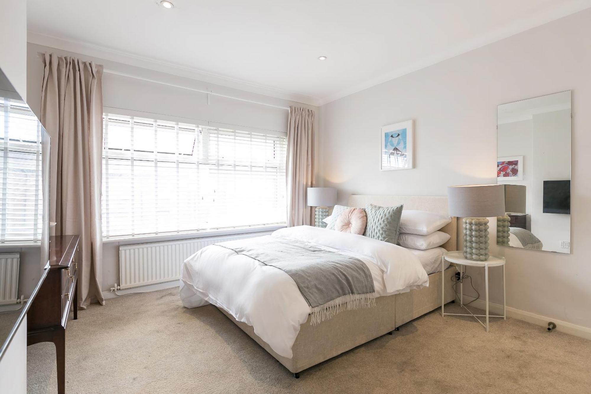 Vakantiehuis Spacious 4 Bedroom - Sleeps 8 Manchester