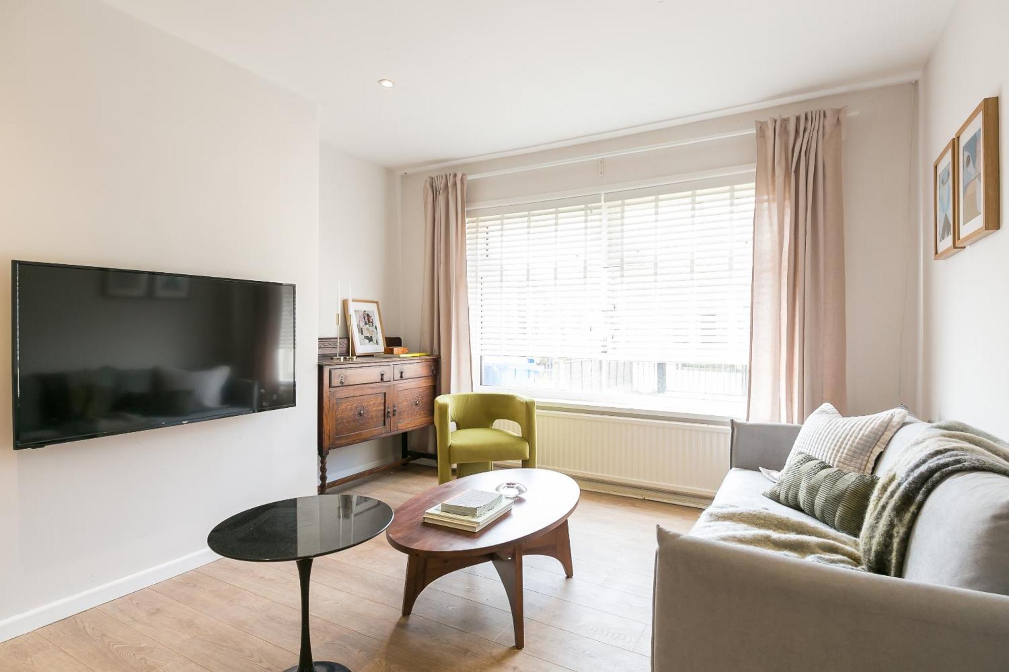 Spacious 4 Bedroom - Sleeps 8 *