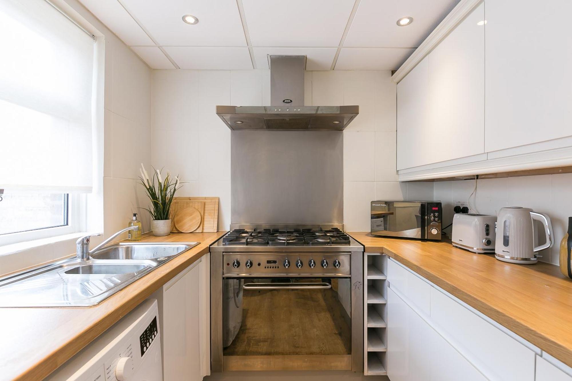 Spacious 4 Bedroom - Sleeps 8 Manchester