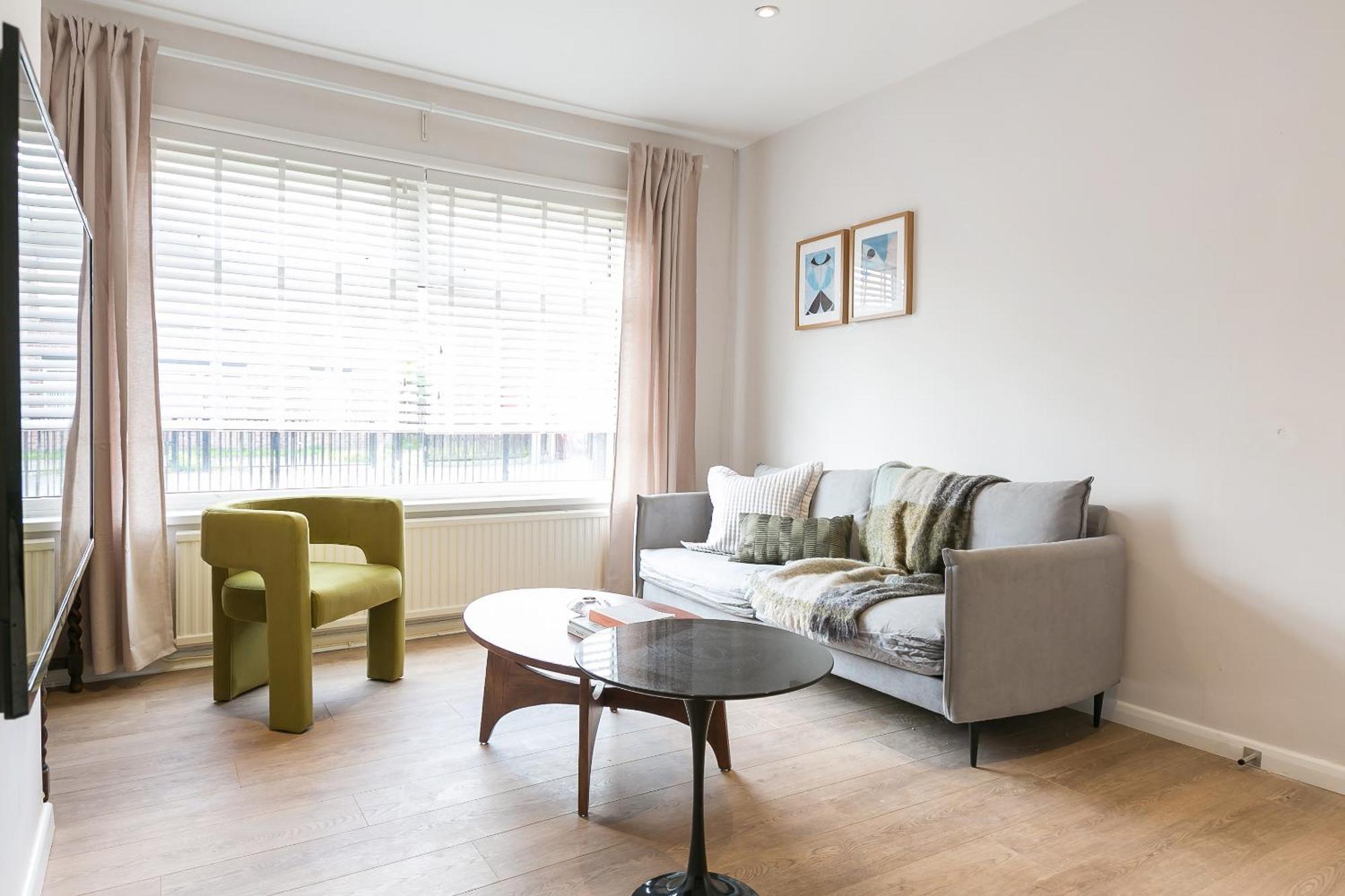 Spacious 4 Bedroom - Sleeps 8 Manchester