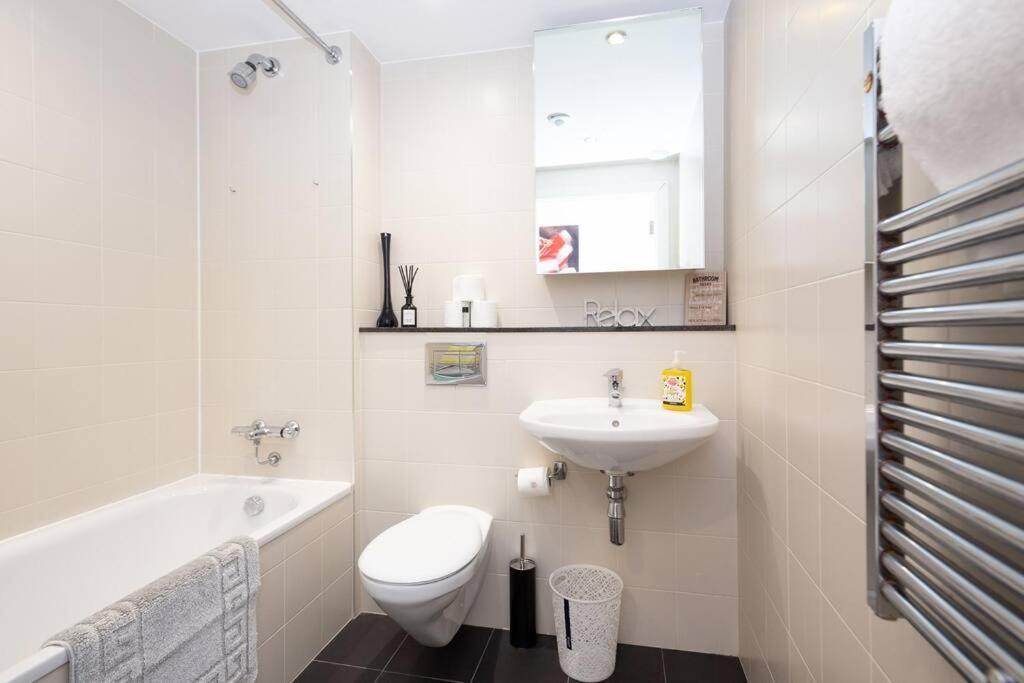 Stylish Mediacity 2bed, Sleeps 6, Amazing Views * Manchester