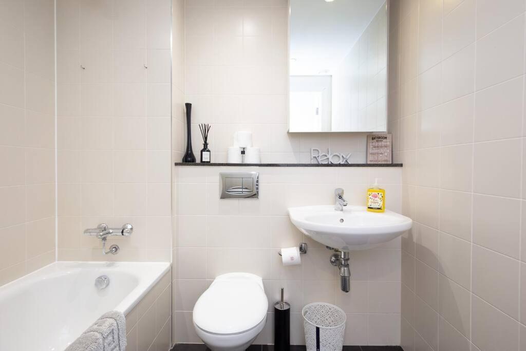 Stylish Mediacity 2bed, Sleeps 6, Amazing Views *