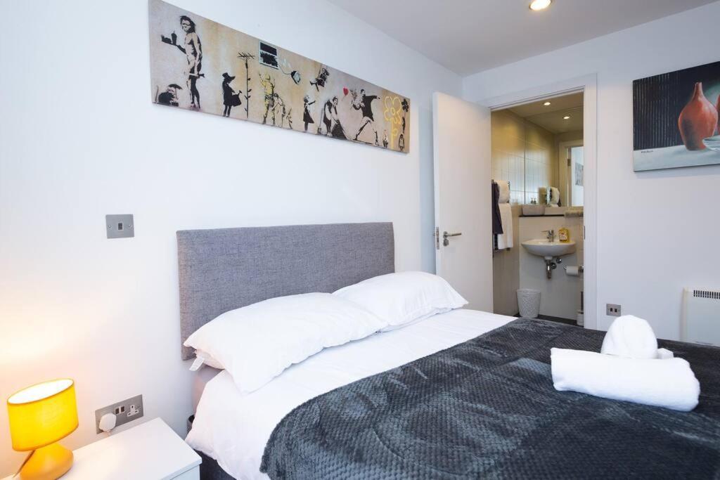 Stylish Mediacity 2bed, Sleeps 6, Amazing Views * Manchester