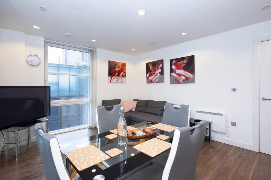Stylish Mediacity 2bed, Sleeps 6, Amazing Views Manchester
